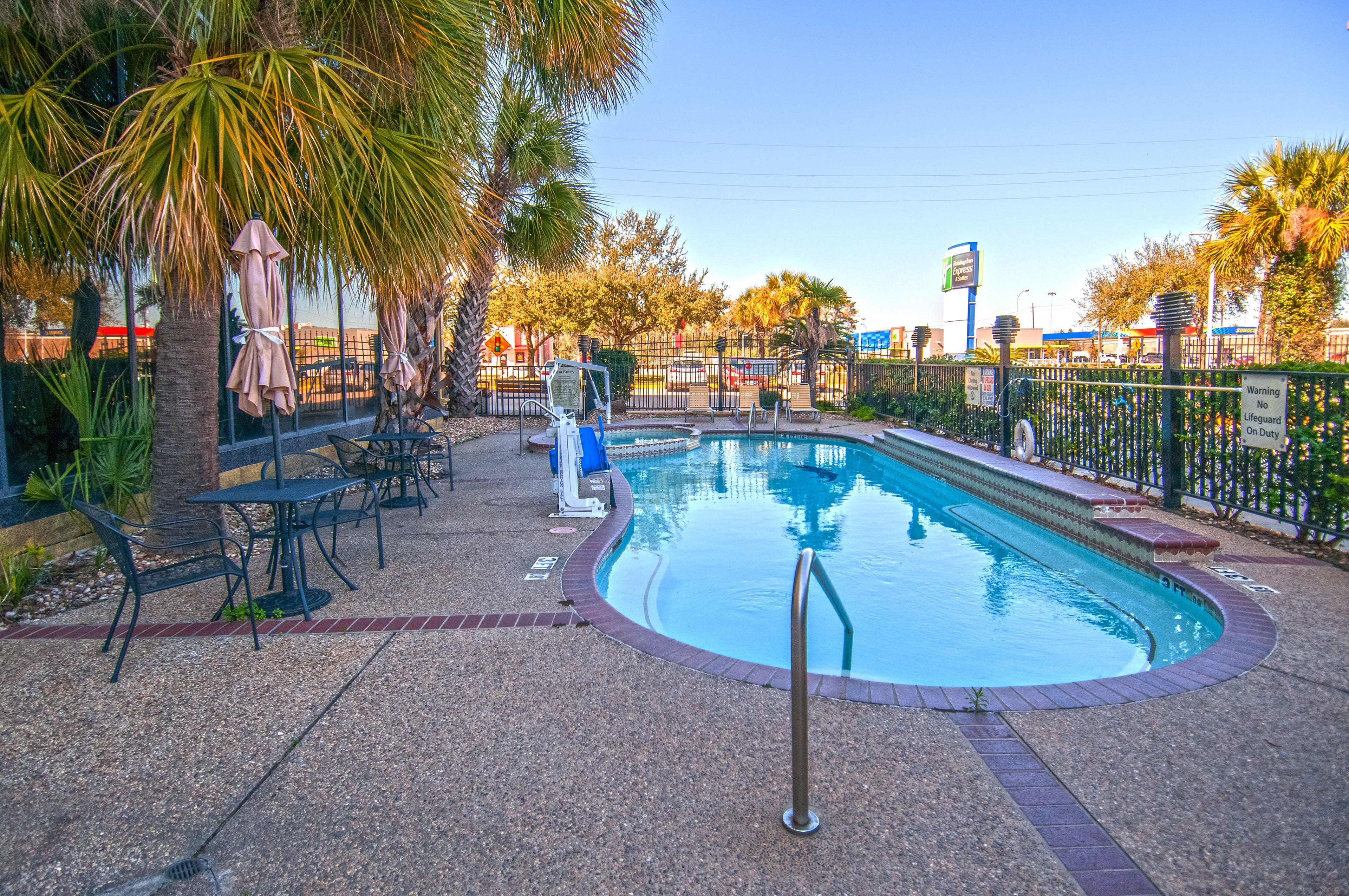 Holiday Inn Express Hotel & Suites Houston North Intercontinental By Ihg Exterior photo