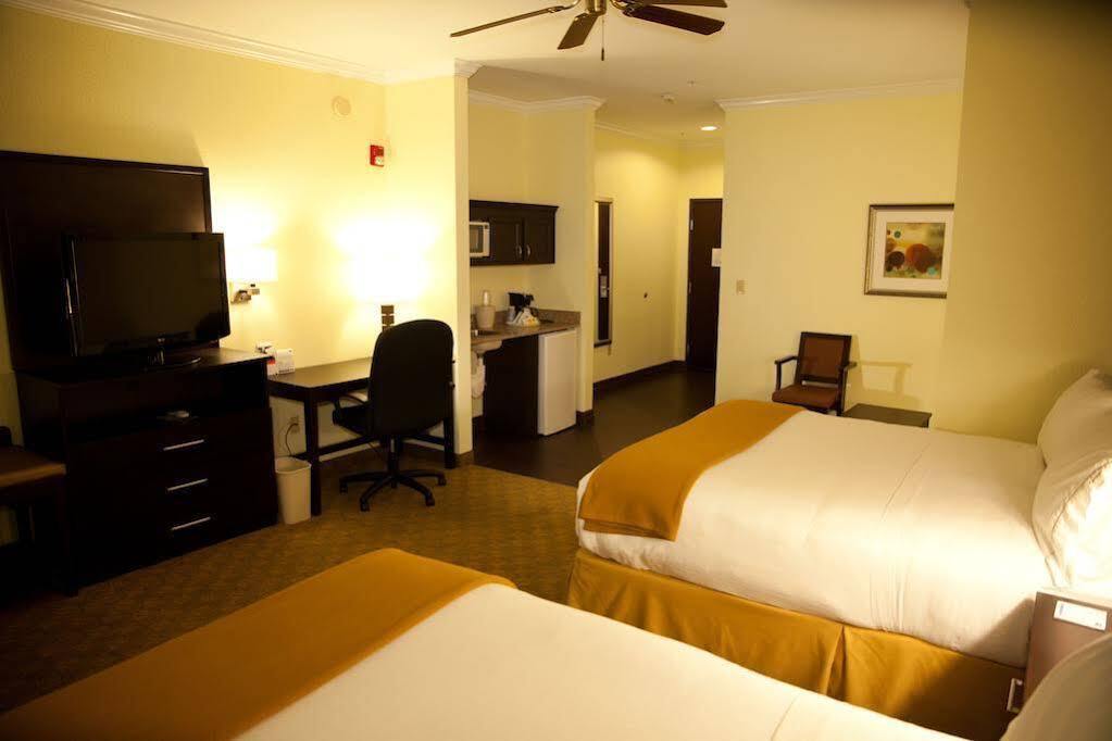 Holiday Inn Express Hotel & Suites Houston North Intercontinental By Ihg Exterior photo